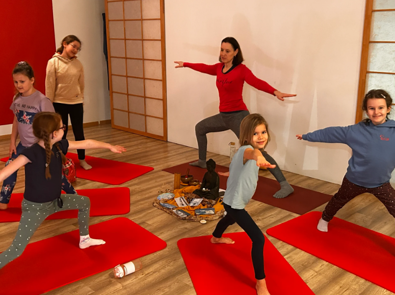 Kinderyoga-Gruppe in Krieger-Pose