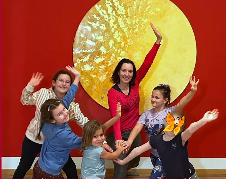 Anita Haas mit Kindern beim Kinderyoga-Kurs
