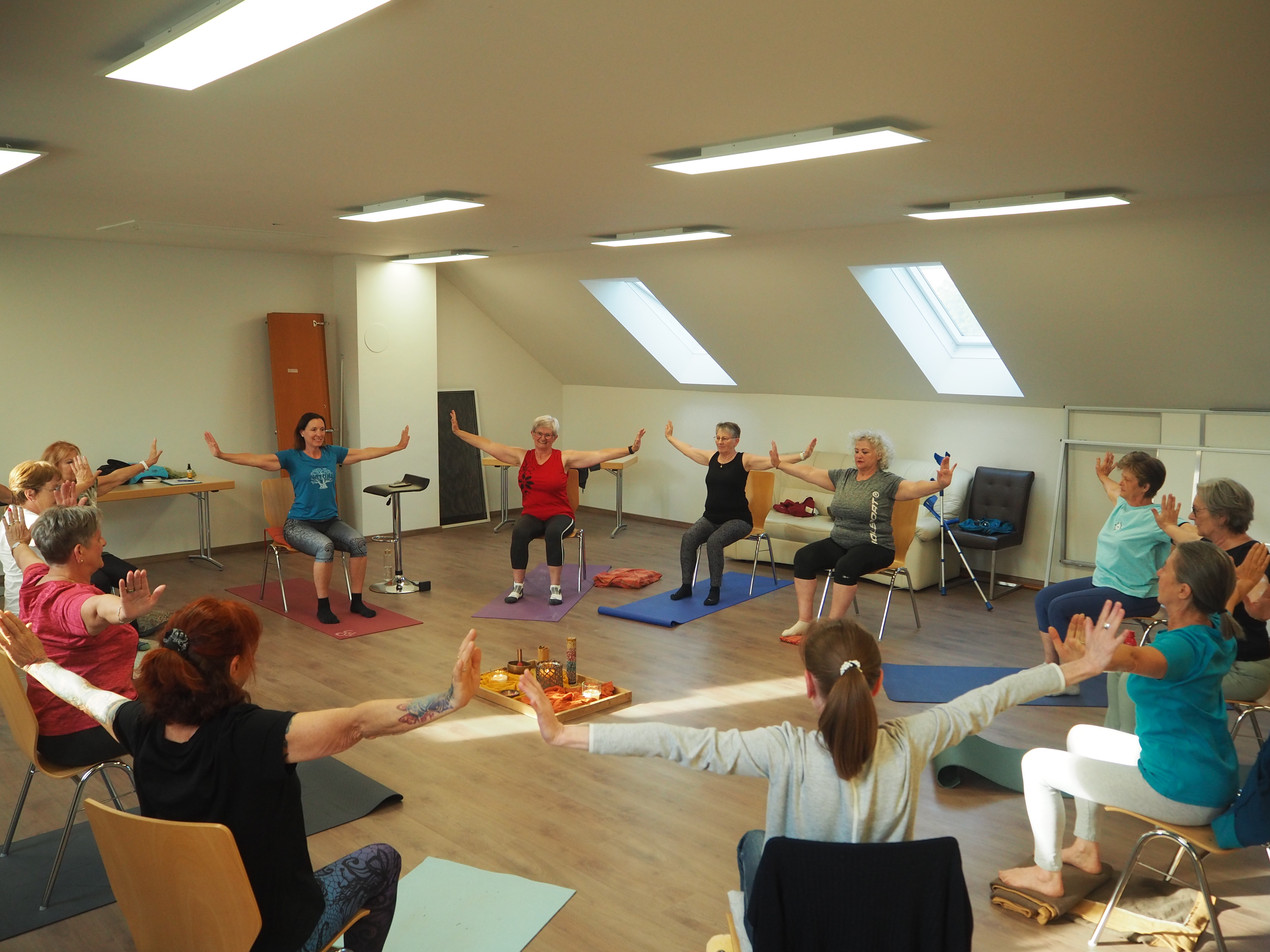 Sesselyoga-Gruppe in Übung